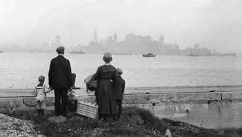 Sebuah Keluarga Imigran Melihat Manhattan Dari Dermaga Di Pulau Ellis. 13 Agustus 1925 Foto: Facebook/OldPhotos1