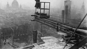 Fotografer Wanita Di Atas Langit Berlin, 1912. Foto: Facebook/OldPhotos1