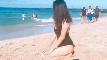 Wanita ini seolah lagi mengambang di atas pasir pantai. Foto: Reddit