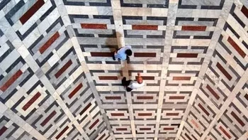Awas jangan mengira ini lorong. Itu sekadar lantai. Foto: Reddit