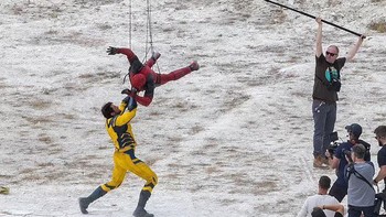 Deadpool seolah diangkat oleh orang soundman. Foto: Reddit