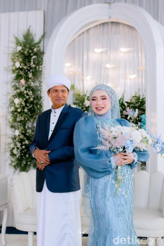 Pebri luluh karena kepribadian Nurhadi yang penyayang. Pria tersebut disebutnya memperlakukanya dengan baik dan lembut. Tentang perasaan yang saya pribadi rasakan adalah kasih sayang yang begitu dalam karena ia memperlakukan saya dengan begitu baik dan lembut. Hingga akhirnya saya luluh. Saya melihat dan merasakan dari dari dia adalah sosok ayah, kekasih, sahabat ada pada dirinya, ujar kagum Pebri. Foto: Dok. pribadi Pebriyanti Hardiansyah.