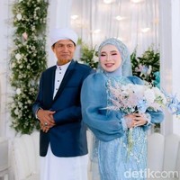 Pebri luluh karena kepribadian Nurhadi yang penyayang. Pria tersebut disebutnya memperlakukanya dengan baik dan lembut. Tentang perasaan yang saya pribadi rasakan adalah kasih sayang yang begitu dalam karena ia memperlakukan saya dengan begitu baik dan lembut. Hingga akhirnya saya luluh. Saya melihat dan merasakan dari dari dia adalah sosok ayah, kekasih, sahabat ada pada dirinya, ujar kagum Pebri. Foto: Dok. pribadi Pebriyanti Hardiansyah.