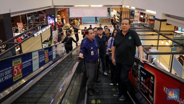 Founder & Chairman CT Corp, Chairul Tanjung saat mengunjungi Full Day Sale di Transmart Cempaka Putih, Jakarta, Sabtu (22/7/2023). (CNBC Indonesia/Faisal Rahman)