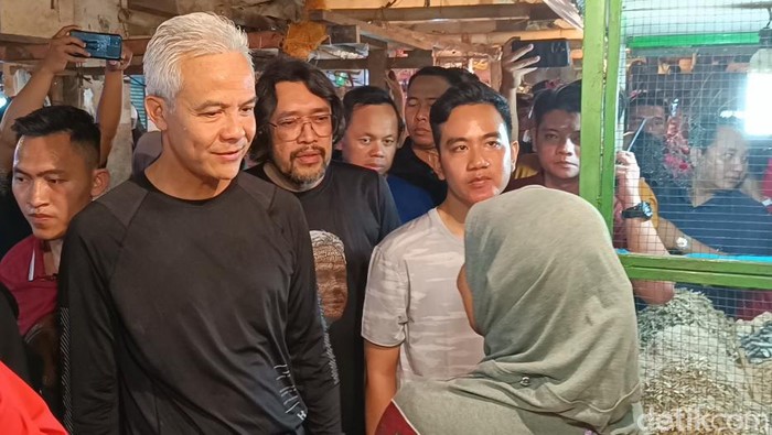 Ganjar Pranowo dan Gibran Rakabuming di Pasar Citeureup (Rizky Adha Mahendra/detikcom)