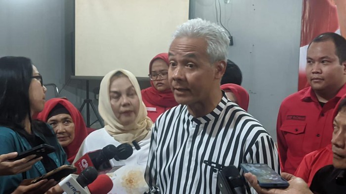 Ganjar Pranowo (kemeja garis hitam putih)-(Rizky/detikcom)