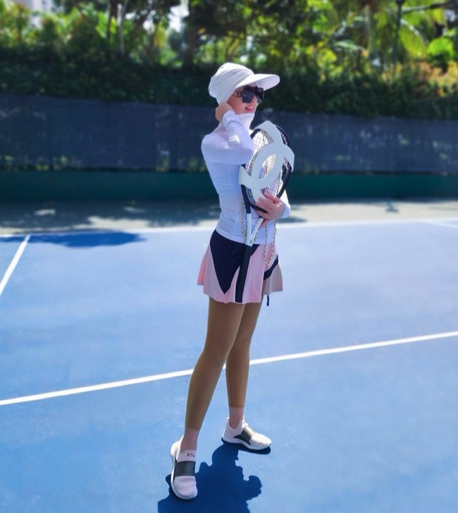 Syahrini diketahui menggunakan raket Chanel seharga ratusan juta rupiah. Dilansir dari 1stdibs, Syahrini menggunakan raket Chanel Black Tennis Racket With Leather X Chain CC Cover seharga US$ 8,945 atau sekitar 134 jutaan. Foto: Instagram @princessyahrini 