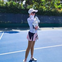 Syahrini diketahui menggunakan raket Chanel seharga ratusan juta rupiah. Dilansir dari 1stdibs, Syahrini menggunakan raket Chanel Black Tennis Racket With Leather X Chain CC Cover seharga US$ 8,945 atau sekitar 134 jutaan. Foto: Instagram @princessyahrini 