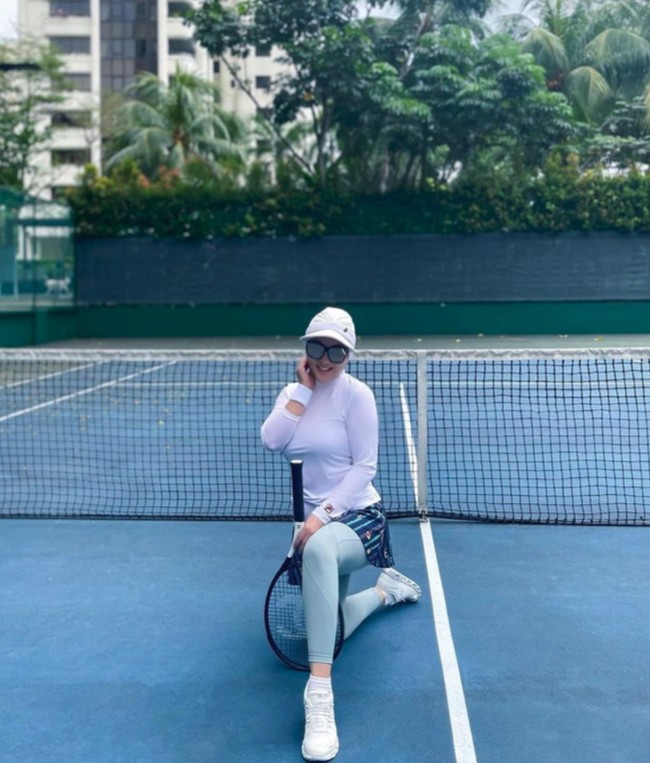 Sneakers putih dan wide visor hat selalu menjadi andalan Syahrini saat main tenis. Foto: Instagram @princessyahrini