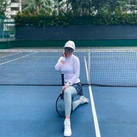 Sneakers putih dan wide visor hat selalu menjadi andalan Syahrini saat main tenis. Foto: Instagram @princessyahrini