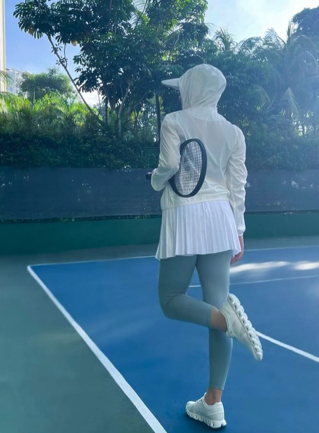 Syahrini selalu menambahkan rok mini sebagai pelapis legging untuk menyamarkan bentuk bokong. Bisa menjadi inspirasi wanita berhijab ketika memilih olahraga menggunakan legging. Foto: Instagram @princessyahrini