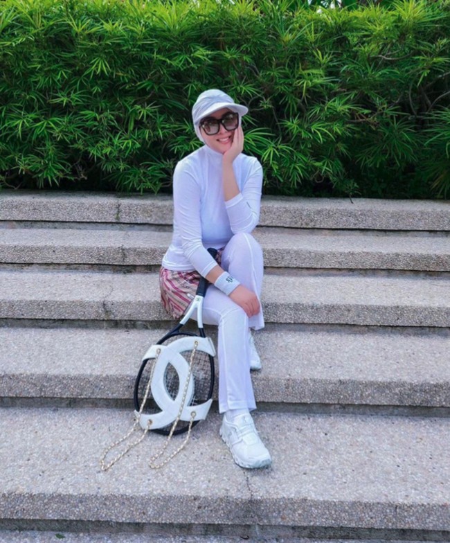 Gaya hijab Syahrini saat main tenis tampak banyak yang polos. Hanya bagian rok yang dipilih bermotif agar lebih terlihat semarak. Foto: Instagram @princessyahrini