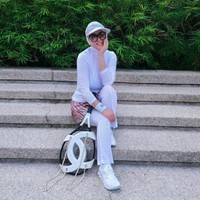 Gaya hijab Syahrini saat main tenis tampak banyak yang polos. Hanya bagian rok yang dipilih bermotif agar lebih terlihat semarak. Foto: Instagram @princessyahrini