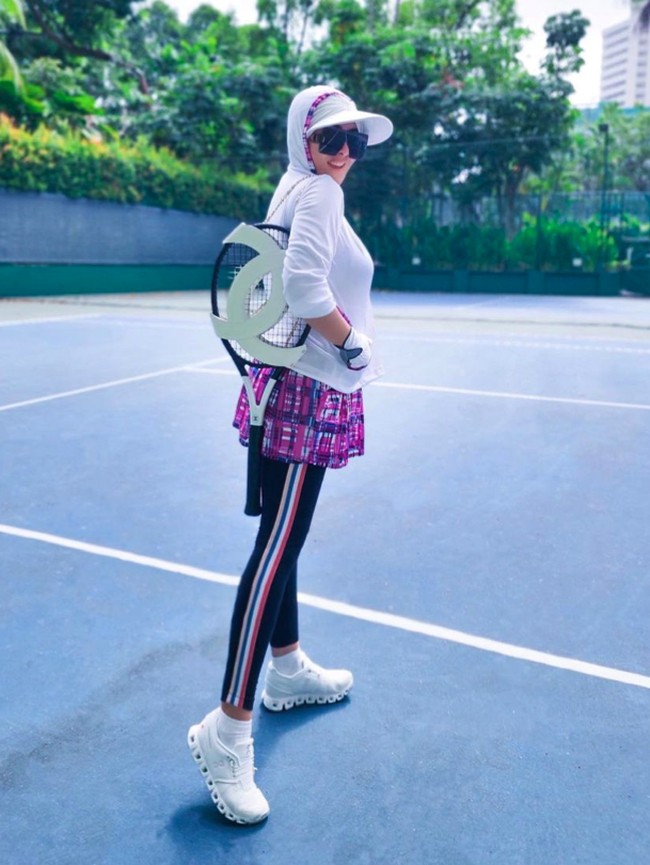 Syahrini juga memilih sweater dibanding blouse ketat membentuk dada saat main tenis. Sweater dengan hoodie tampak menjadi andalan. Foto: Instagram @princessyahrini