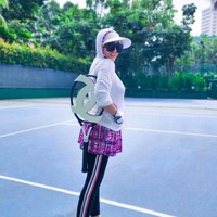 Syahrini juga memilih sweater dibanding blouse ketat membentuk dada saat main tenis. Sweater dengan hoodie tampak menjadi andalan. Foto: Instagram @princessyahrini