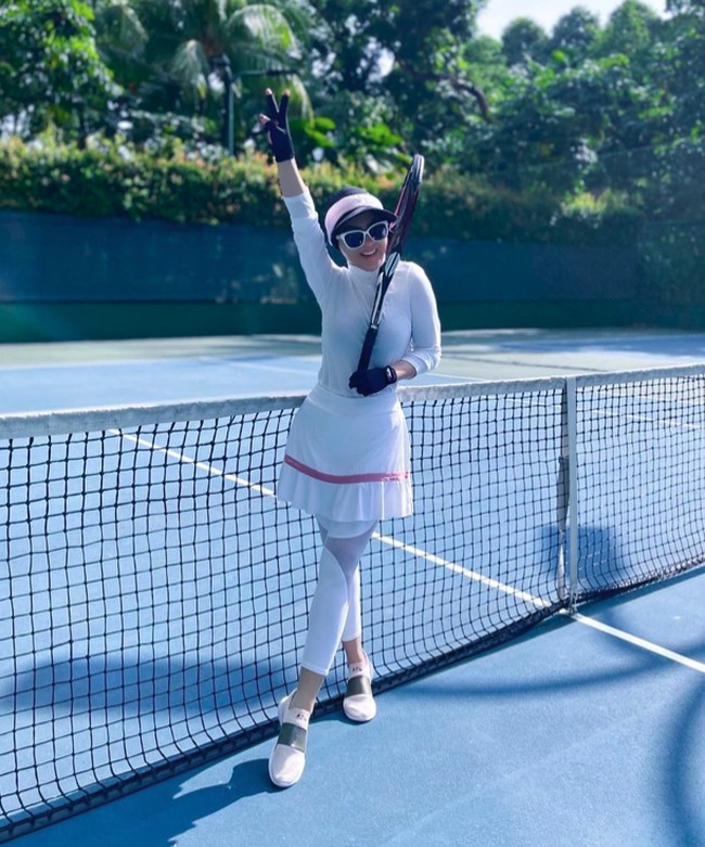 Kini juga tersedia legging-rok untuk olahraga yang bisa menjadi pilihan para wanita berhijab. Seperti yang digunakan Syahrini saat main tenis pada Februari 2023. Foto: Instagram @princessyahrini