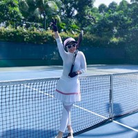 Kini juga tersedia legging-rok untuk olahraga yang bisa menjadi pilihan para wanita berhijab. Seperti yang digunakan Syahrini saat main tenis pada Februari 2023. Foto: Instagram @princessyahrini