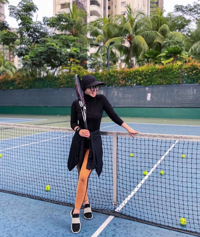 Selain menggunakan legging-rok, mengikat jaket di pinggang juga bisa membantu menutupi siluet bokong. Foto: Instagram @princessyahrini