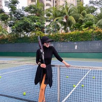 Selain menggunakan legging-rok, mengikat jaket di pinggang juga bisa membantu menutupi siluet bokong. Foto: Instagram @princessyahrini