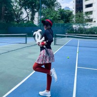 Ini merupakan salah satu inspirasi gaya hijab Syahrini saat main tenis. Tetap sporty menggunakan baju olahraga maroon-hitam dan raket Chanel. Foto: Instagram @princessyahrini