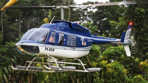 Helikopter Bell 206 yang dipakai untuk tur berkeliling menikmati keindahan tiga gunung di Bali. (Dok. Fly Bali)