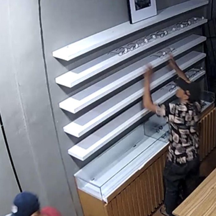 Isi toko kacamata di Pamulang habis dicuri (dok. Istimewa)