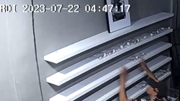 Isi toko kacamata di Pamulang habis dicuri (dok. Istimewa)