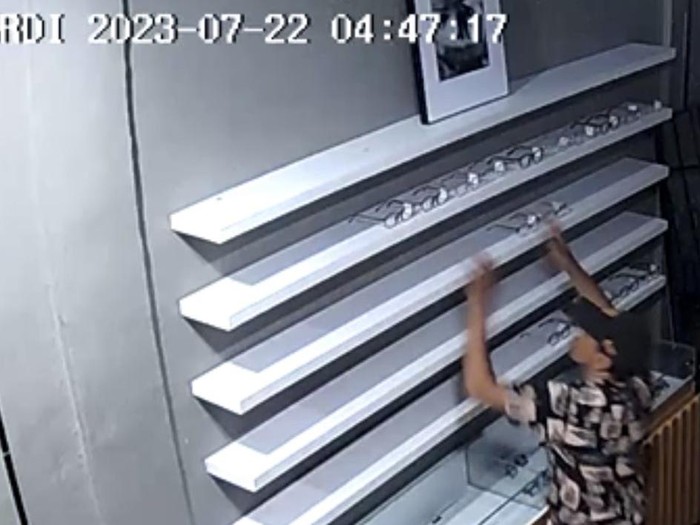 Isi toko kacamata di Pamulang habis dicuri (dok. Istimewa)