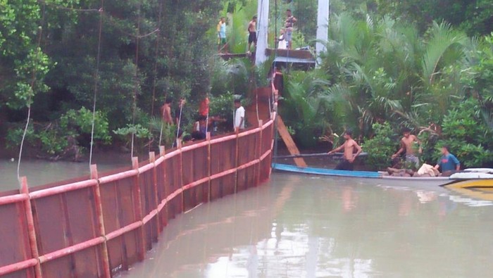 Jembatan gantung di Desa Tauro, Kecamatan Jailolo, Kabupaten Halmahera Barat, Maluku Utara ambruk. Warga terpaksa menyeberang menggunakan perahu.