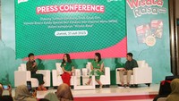 Direktur Nutrition Unilever Indonesia Amaryllis Esti Wijono (kedua kanan) bersama Celebrity Mom Nikita Willy (kedua kiri), Dokter Spesialis Anak Miza Afrizal (kanan) disela-sela peluncuran kampanye Wisata Rasa MPASI Royco di Jakarta, Jumat (21/7/2023). 