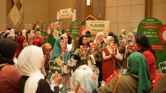 Direktur Nutrition Unilever Indonesia Amaryllis Esti Wijono (kedua kanan) bersama Celebrity Mom Nikita Willy (kedua kiri), Dokter Spesialis Anak Miza Afrizal (kanan) disela-sela peluncuran kampanye 'Wisata Rasa MPASI Royco' di Jakarta, Jumat (21/7/2023).