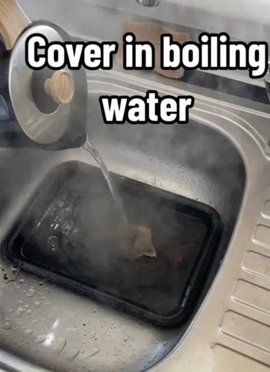 Cara membersihkan alat masak yang gosong pakai kantong teh