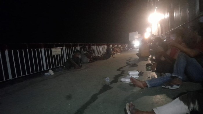 Kapal Mutiara Barat tujuan Banyuwangi terombang-ambing