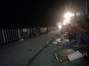 Kapal Mutiara Barat Terombang-ambing 24 Jam Lebih, Keluarga Penumpang Cemas