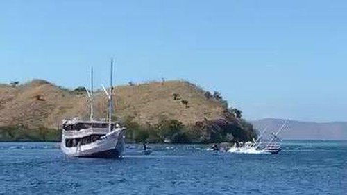 Kapal wisata KM Teman Baik tenggelam di perairan Pink Beach, Taman Nasional Komodo, Labuan Bajo, Kabupaten Manggarai Barat, NTT, Sabtu (22/7/2023). (Istimewa)