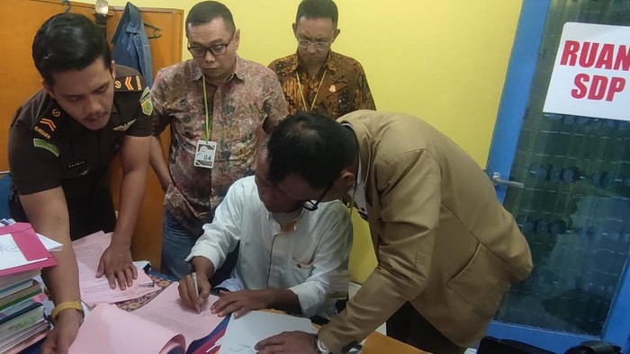 Tersangka kasus gagal bayar Bank Jambi dibebaskan, lalu ditahan lagi dengan pasal TPPU.