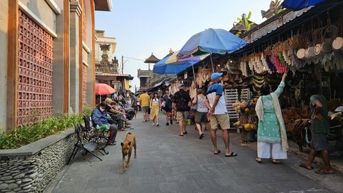 Kawasan Kota Ubud, Gianyar, Bali, yang selalu dipadati wisatawan asing, Sabtu (22/7/2023). (Putu Krista/detikBali).