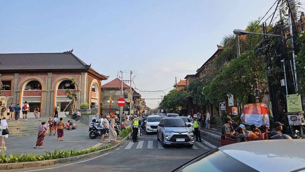 Kawasan Kota Ubud Gianyar selalu dipadati wisatawan asing, namun nuansa budayanya sangat jelas kelihatan dengan area Puri Agung Ubud dan pedestrian yang tertata rapi, Sabtu (22/7/2023). (Putu Krista/detikBali).