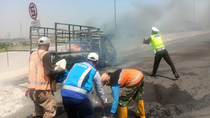 Kebakaran pikap Gran Max di Tol Gempol arah Sidoarjo.