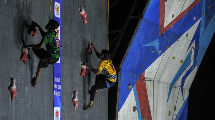 Kejurnas Panjat Tebing di Jambi Atlet panjat tebing Jawa Timur Antasyafi Robby Al Hilmi (kiri) beradu cepat dengan atlet Sumatera Utara Arrasyid Anwar Sitorus Pane (kanan) pada babak final “Speed WR” kategori Junior Putra pada Kejuaraan Nasional (Kejurnas) Panjat Tebing Kelompok Umur (KU) XVII 2023 di Venue Panjat Tebing RTH Angso Duo, Jambi, Jumat (21/7/2023). Pada hari pertama Kejurnas Panjat Tebing yang akan berlangsung hingga 27 Juli 2023 itu, Jatim berhasil memperoleh 2 emas, disusul Sumut dengan 1 emas dan 1 perak, DIY 1 emas, DKI 1 perak dan 1 perunggu, Bali dan Sumbar masing-masing 1 perak, dan Kaltim, Riau, dan Banten masing-masing 1 perunggu. ANTARA FOTO/Wahdi Septiawan/hp..