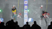 Atlet panjat tebing Sumatera Utara Siti Nur Nabila Huda (kiri) beradu cepat dengan atlet DKI Jakarta Cinta Intania (kanan) pada babak final Speed WR kategori Junior Putri Kejuaraan Nasional (Kejurnas) Panjat Tebing Kelompok Umur (KU) XVII 2023 di Venue Panjat Tebing RTH Angso Duo, Jambi, Jumat (21/7/2023). 
