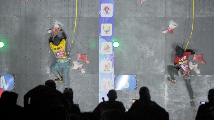 Kejurnas Panjat Tebing di Jambi Atlet panjat tebing Jawa Timur Antasyafi Robby Al Hilmi (kiri) beradu cepat dengan atlet Sumatera Utara Arrasyid Anwar Sitorus Pane (kanan) pada babak final “Speed WR” kategori Junior Putra pada Kejuaraan Nasional (Kejurnas) Panjat Tebing Kelompok Umur (KU) XVII 2023 di Venue Panjat Tebing RTH Angso Duo, Jambi, Jumat (21/7/2023). Pada hari pertama Kejurnas Panjat Tebing yang akan berlangsung hingga 27 Juli 2023 itu, Jatim berhasil memperoleh 2 emas, disusul Sumut dengan 1 emas dan 1 perak, DIY 1 emas, DKI 1 perak dan 1 perunggu, Bali dan Sumbar masing-masing 1 perak, dan Kaltim, Riau, dan Banten masing-masing 1 perunggu. ANTARA FOTO/Wahdi Septiawan/hp..