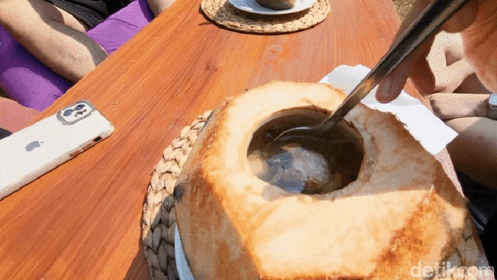 Kelapa isi bakso di Sukabumi.