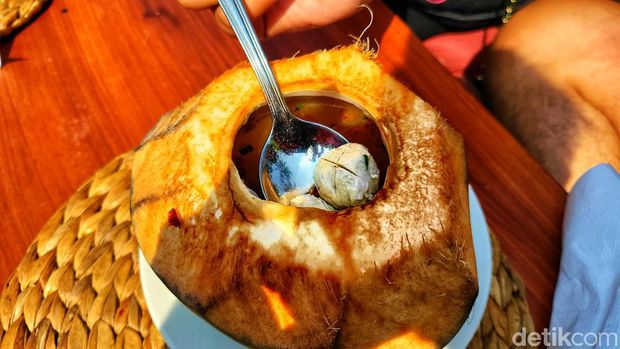 Kelapa isi bakso di Sukabumi.