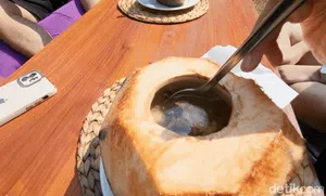 Sensasi Makan Bakso dengan Mangkuk Buah Kelapa