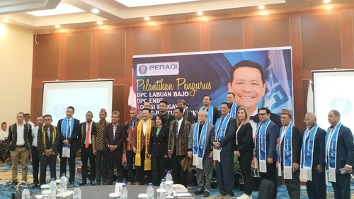 Ketua Umum  DPN Peradi Otto Hasibuan bersama pengurus DPC Peradi Labuan Bajo dan DPC Peradi Ende seusai pelantikan, di Labuan Bajo. (Foto: Ambrosius Ardin/detikBali)