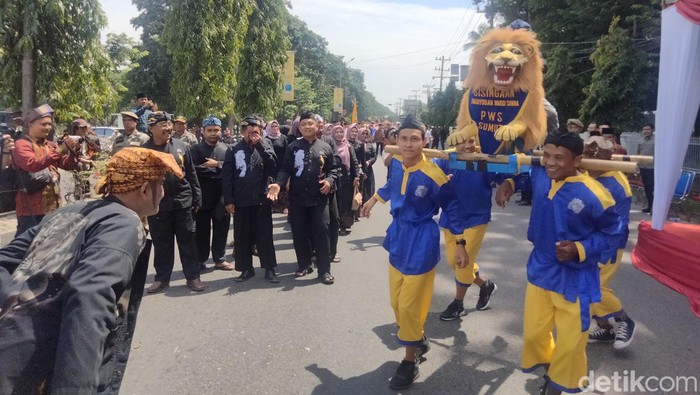 Kirab budaya PSBD Asahan diikuti 14 etnis yang ada. (Perdana Ramadhan/detikSumut).