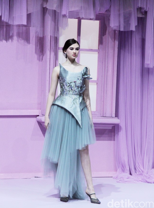 Peragaan The Seed di Hotel Mulia. Jakarta. Selasa [18/7/2023] menjadi kilas balik karier desainer Hian Tjen. Gaun tulle mendominasi koleksi yang terdiri dari puluhan set busana couture itu.Foto: Mohammad Abduh/detikcom.  