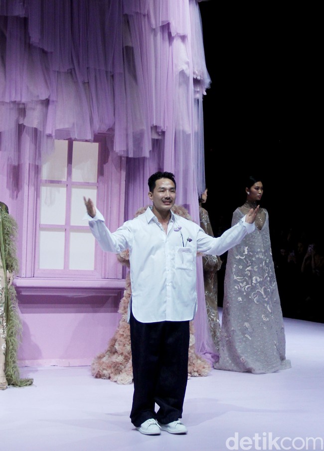 Peragaan The Seed di Hotel Mulia. Jakarta. Selasa [18/7/2023] menjadi kilas balik karier desainer Hian Tjen. Gaun tulle mendominasi koleksi yang terdiri dari puluhan set busana couture itu.Foto: Mohammad Abduh/detikcom.