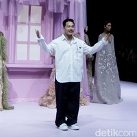 Peragaan The Seed di Hotel Mulia. Jakarta. Selasa [18/7/2023] menjadi kilas balik karier desainer Hian Tjen. Gaun tulle mendominasi koleksi yang terdiri dari puluhan set busana couture itu.Foto: Mohammad Abduh/detikcom.